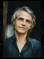 Literatursommer 2026: „Kurz vor dem Rand“ von Eva Rottmann - Szenische Lesung mit Andreas Jendrusch (Regionentheater)